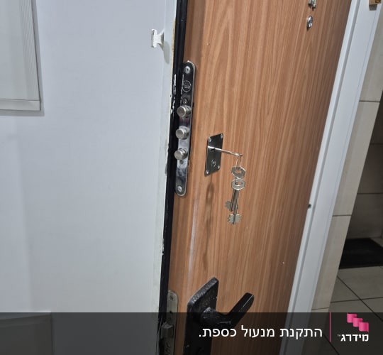 דלת עץ פתוחה עם מנעול ומפתח